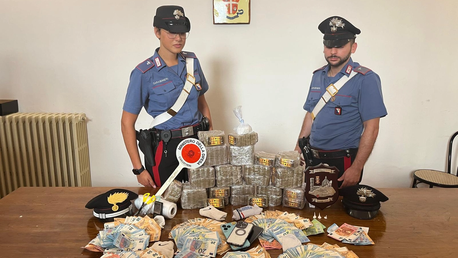 I carabinieri con il grosso quantitativo di droga recuperato nella stanza d'albergo che era stata trasformata in una centrale della droga