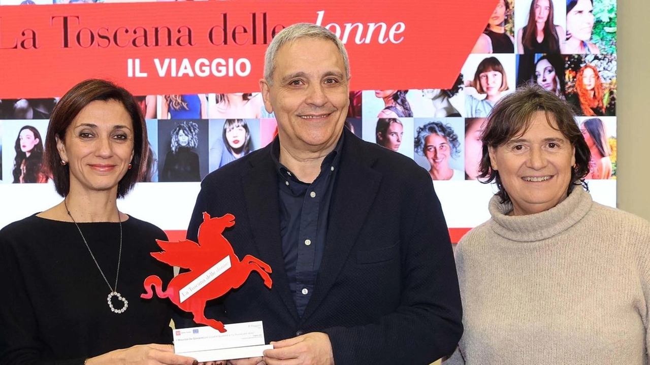 Maurizio De Giovanni riceve il premio fra Cristina Manetti e Stefania Saccardi