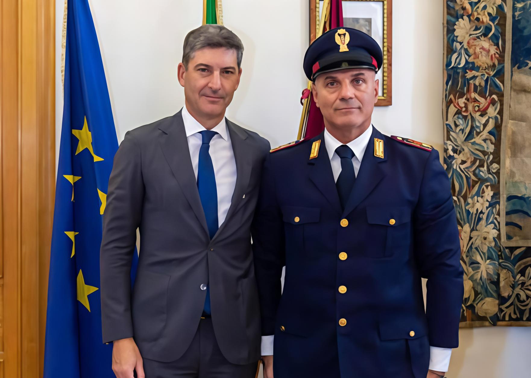 Salvò una donna in Fi-Pi-Li. Premiato il poliziotto eroe. E’ cavaliere della Repubblica