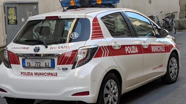 Occupazione abusiva. Tavoli, sedie e fioriere senza autorizzazione. Locale chiuso 10 giorni