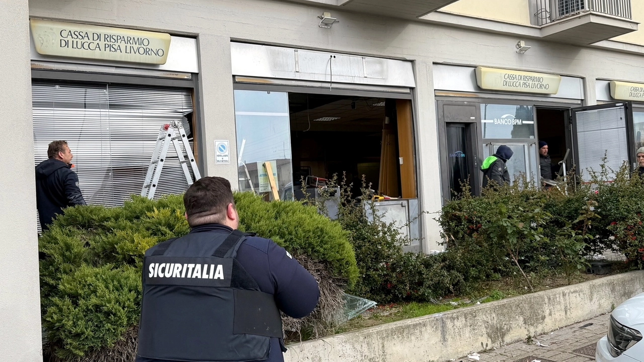 Il bancomat esploso a Calenzano (Foto Germogli)