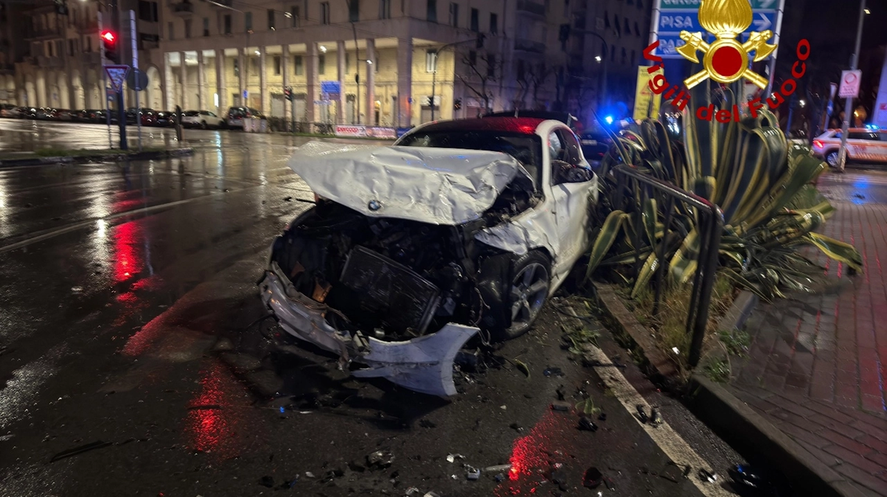 L'auto devastata nell'incidente