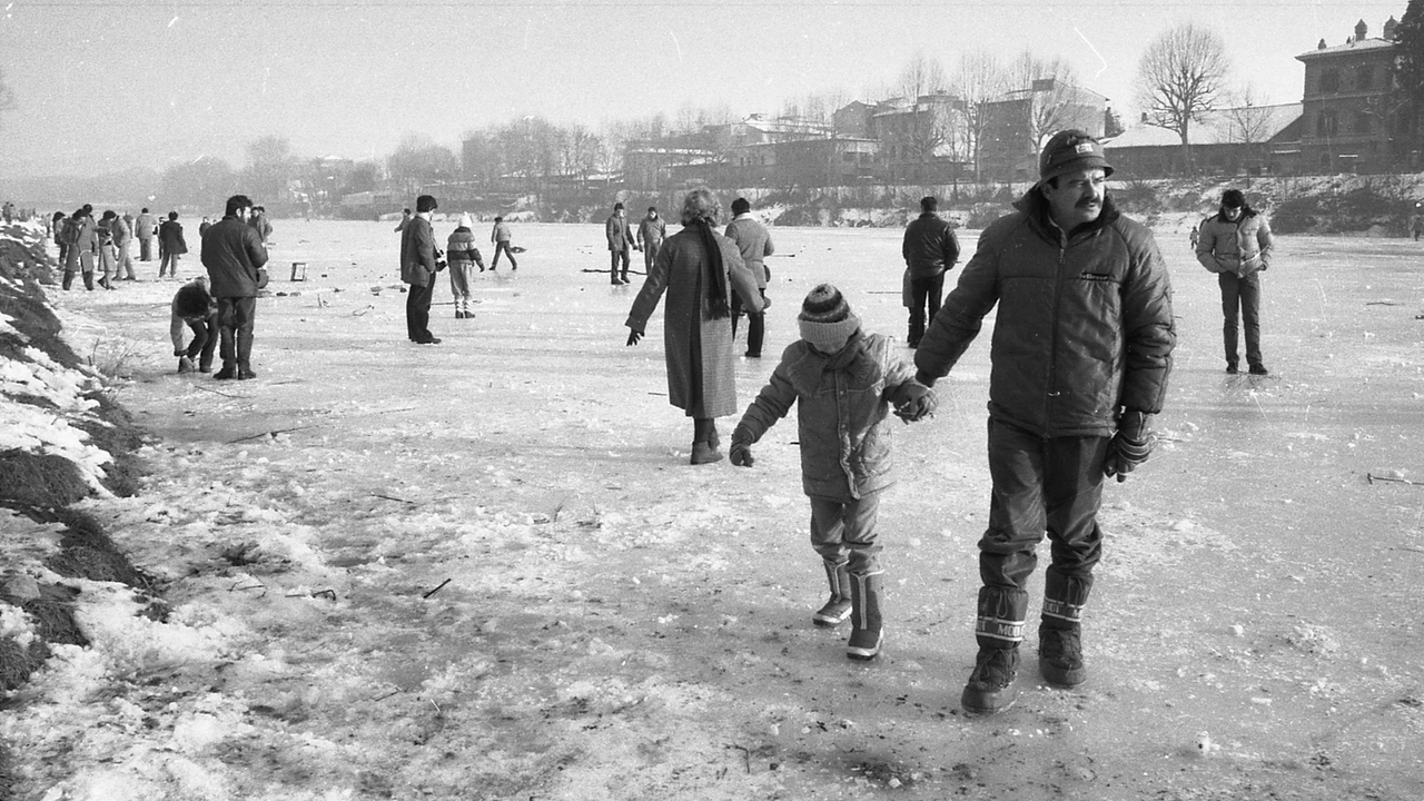 A passeggio sull'Arno ghiacciato, il 12 gennaio del 1985 le temperature scesero a -23 gradi a Firenze. Una foto dell'epoca di archivio New Press Photo