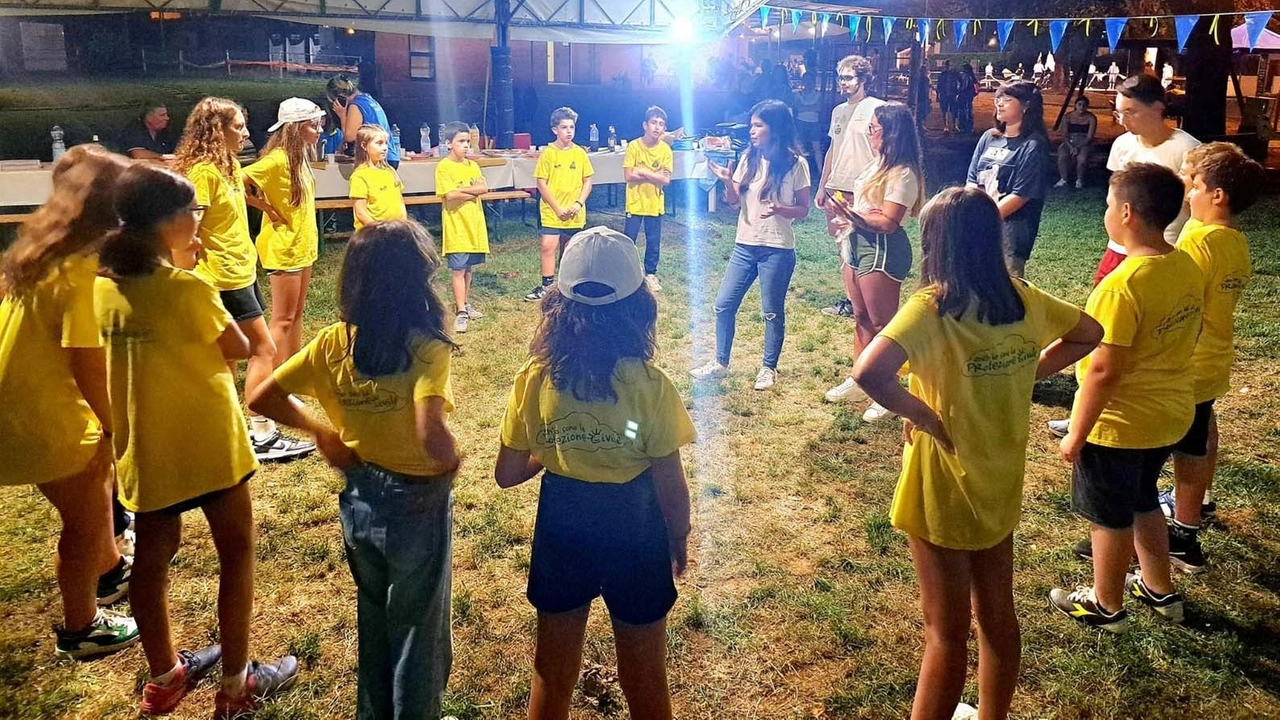 Si conclude con successo il Campo Scuola "Anch’io sono la Protezione Civile" a Gallicano, un'esperienza coinvolgente per ragazzi e famiglie sul ruolo del volontariato nella società. Attività formative e interazione senza distrazioni hanno caratterizzato l'evento, culminato con la partecipazione dei genitori e la condivisione degli obiettivi raggiunti.