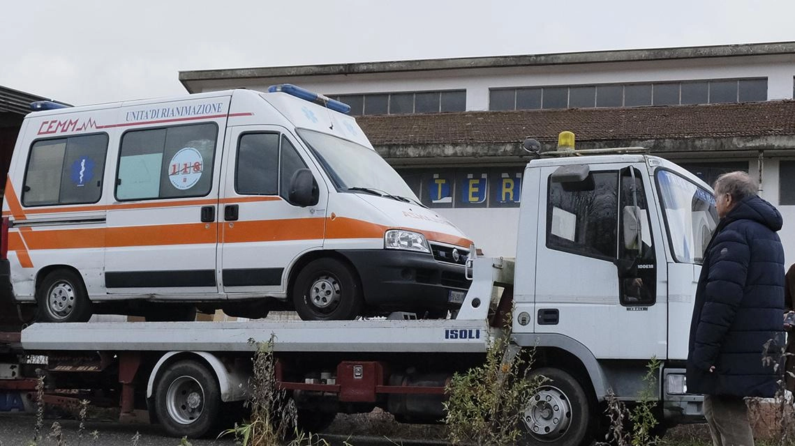 Ambulanza e beni di prima necessità in partenza dalla Lunigiana all’Ucraina a bordo di un tir foto Pasquali