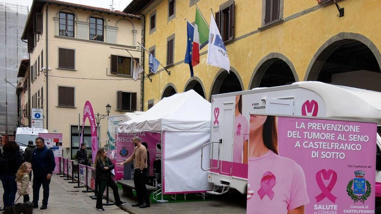 Tumori, prevenzione gratuita. In tante alla clinica mobile allestita da Salute in Comune