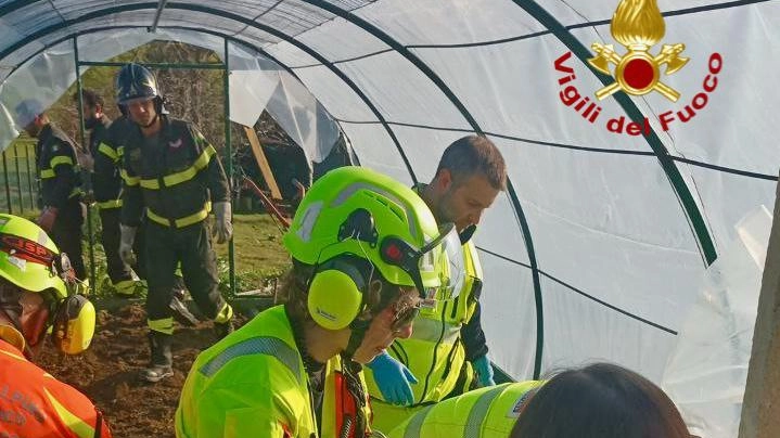 L’uomo è stato affidato alle cure del personale del 118, giunto sul posto con un’ambulanza e con il supporto dell’elisoccorso per il trasporto sanitario