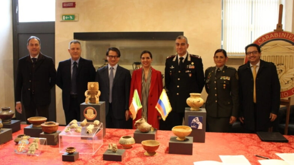 I carabinieri hanno restituito all'Ambasciata gli oggetti archeologici