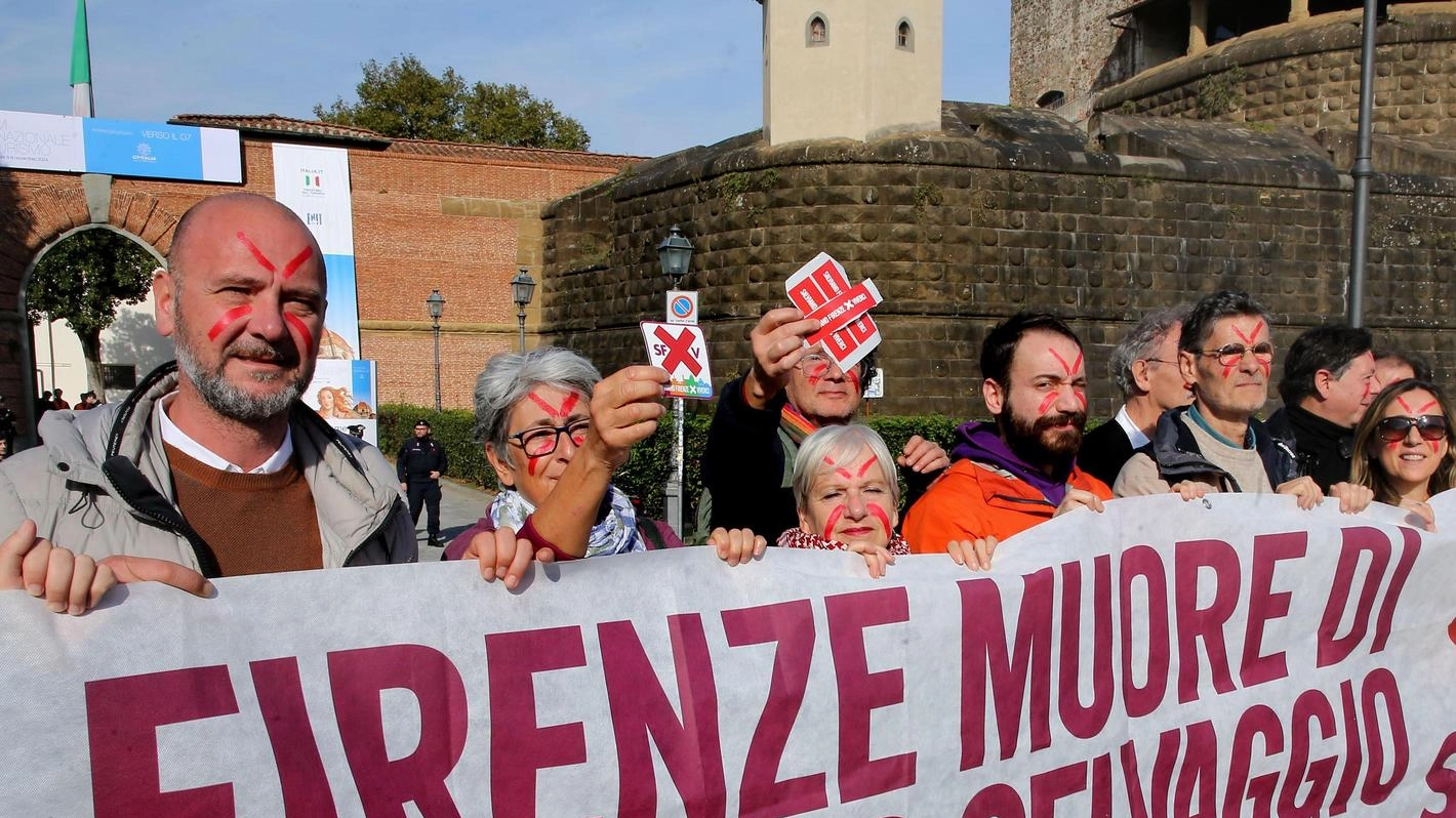 Il blitz dei residenti. Cinquecento adesivi contro gli affitti brevi: "Salviamo Firenze"