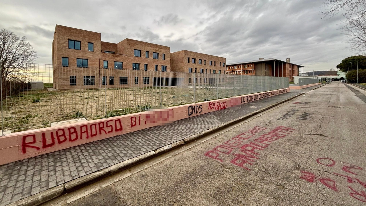 Sul muro del nuovo liceo Montale di Pontedera sono apparse altre scritte, questa volta contro i tifosi del Ponsacco