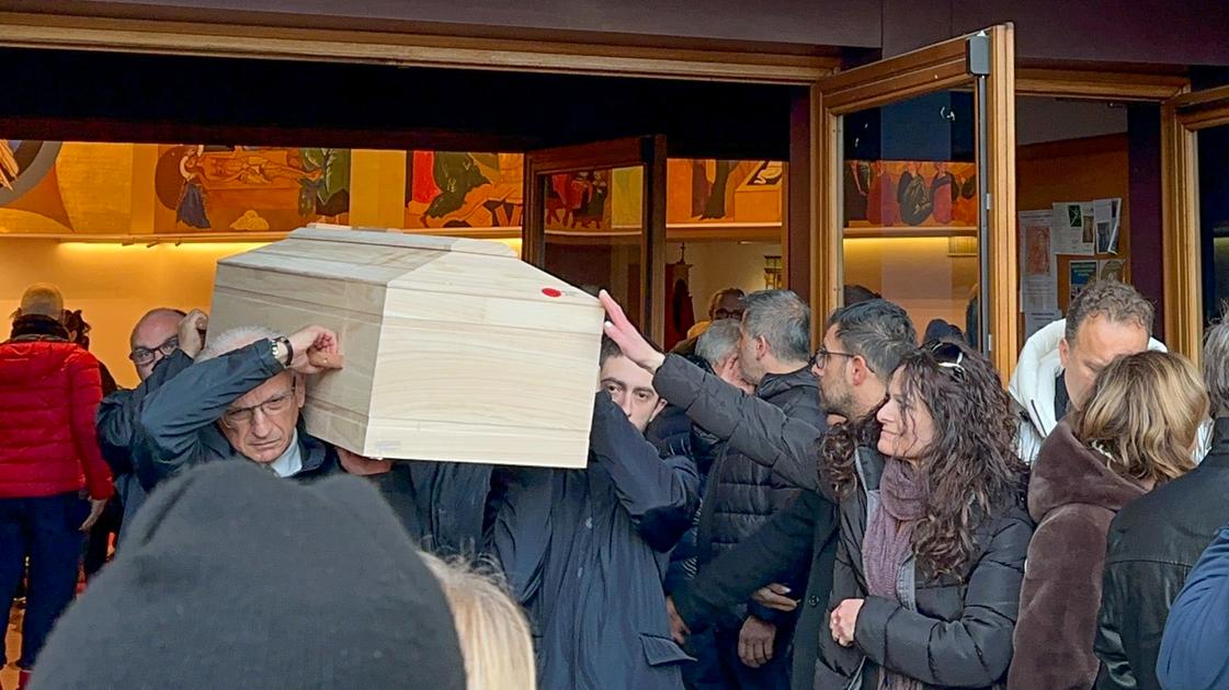 Gheri Guido, l’ultimo applauso: il funerale a Scandicci