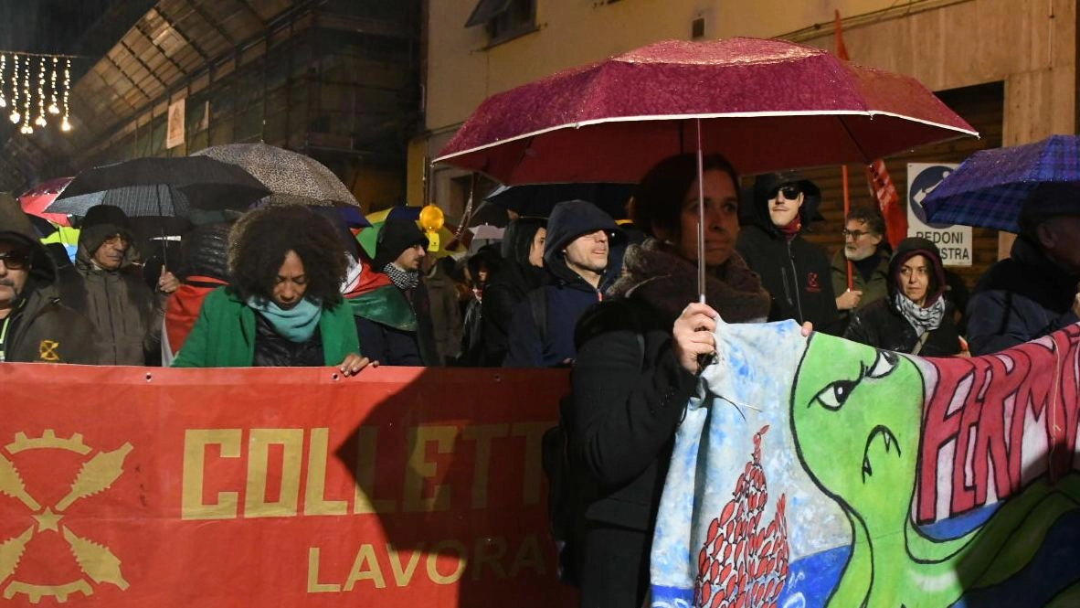 A Massa, 200 persone hanno sfilato per sostenere Casa Rossa e protestare contro il Ddl 1660 e lo sgombero di Montignoso.