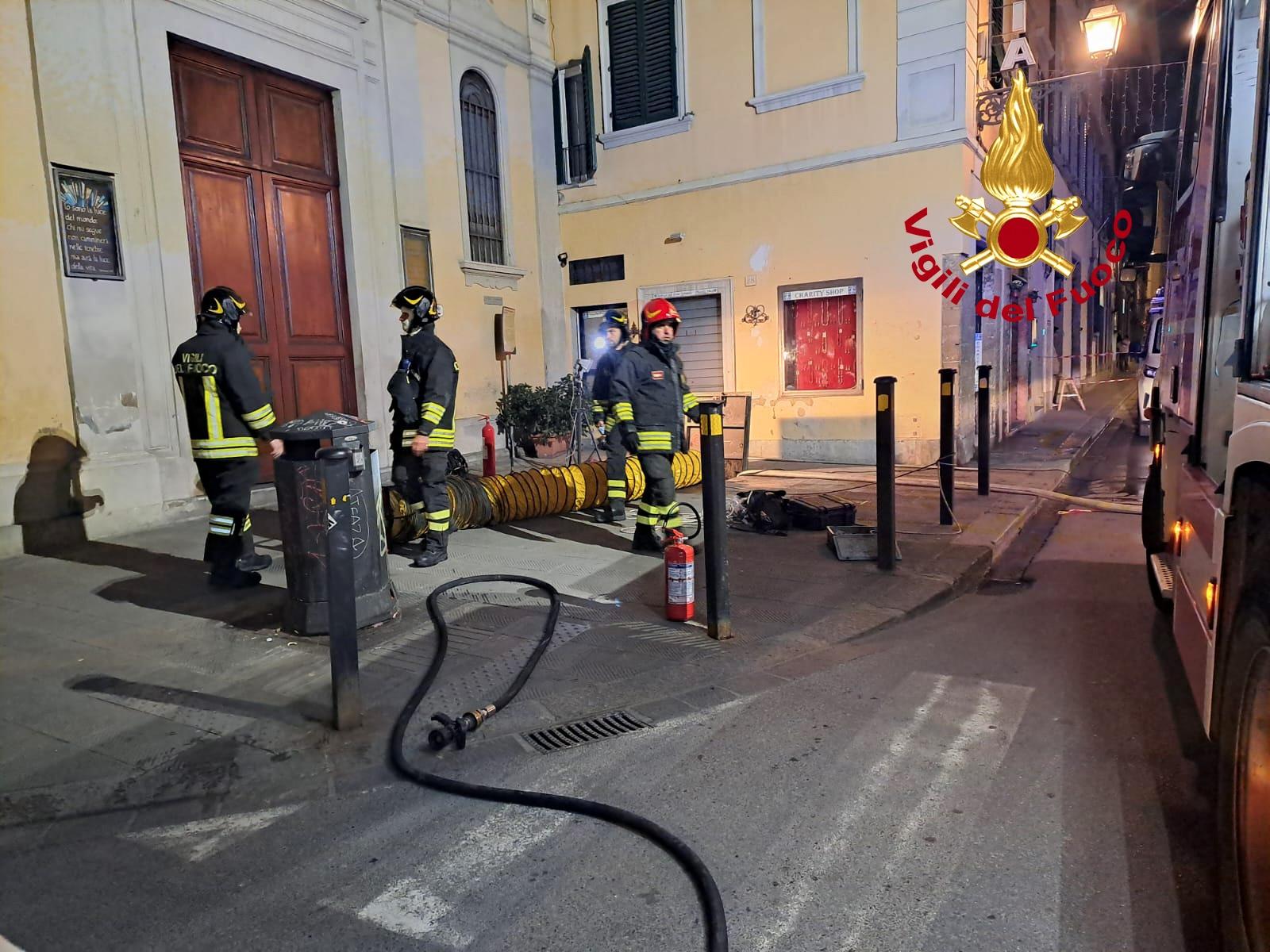 Firenze, cabina elettrica in fiamme in pieno centro