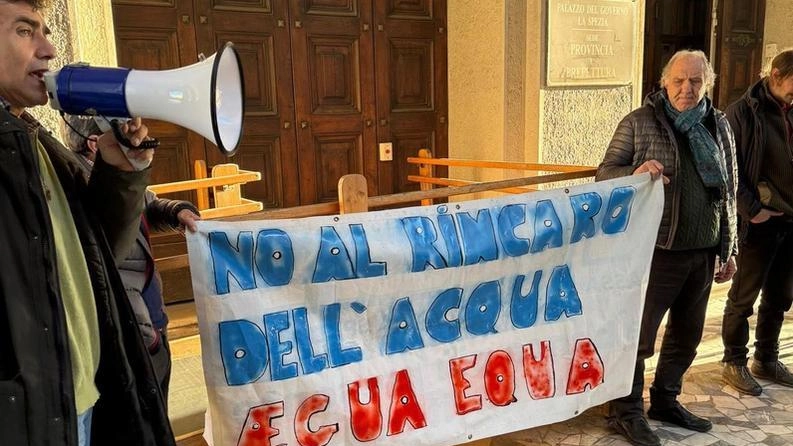 Un momento della protesta avvenuta alcuni mesi fa sotto l’edificio della Provincia