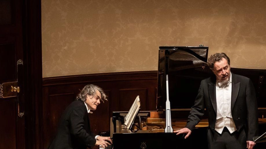 Il celebre baritono Christian Gerhaher si esibisce a Siena per la prima volta, accompagnato da Gerold Huber, in una serata dedicata ai Lieder di Robert Schumann presso l'Accademia Chigiana. Un evento straordinario per gli amanti della musica classica.