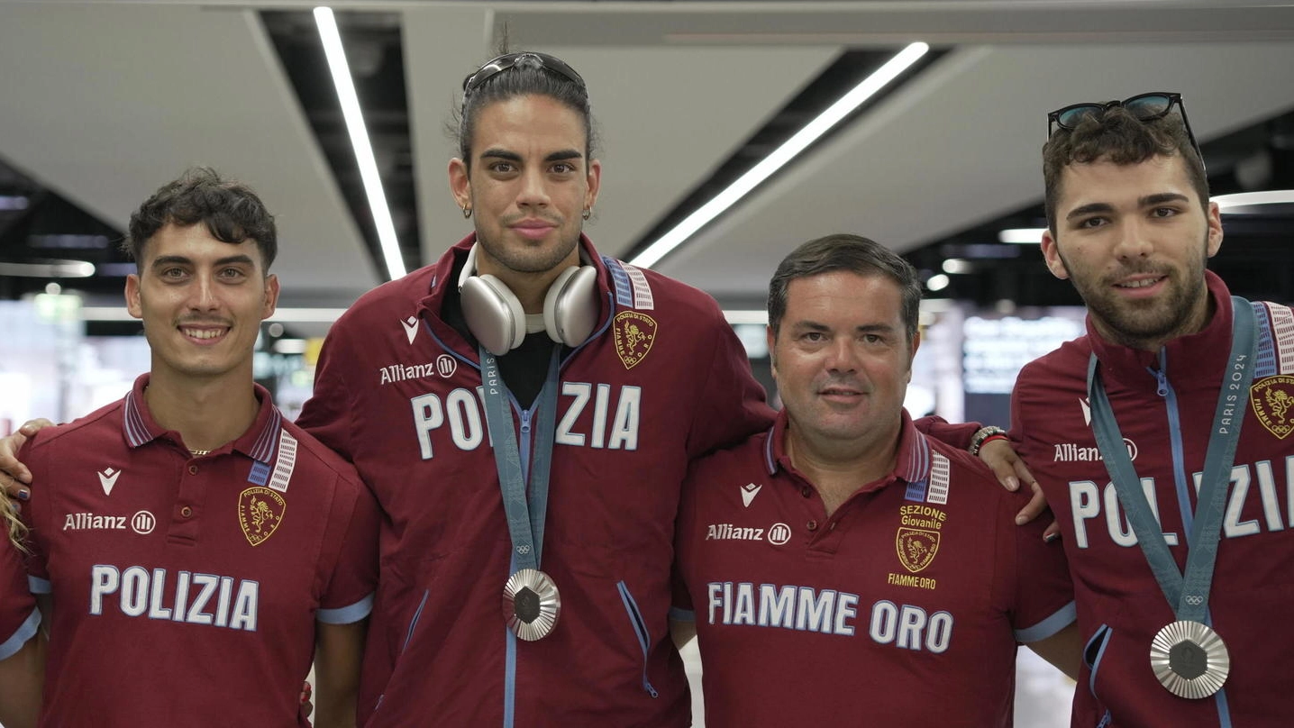 L’arrivo di Filippo Macchi (il primo a destra) a Fiumicino con la squadra maschile che ha conquistato l’argento nel fioretto