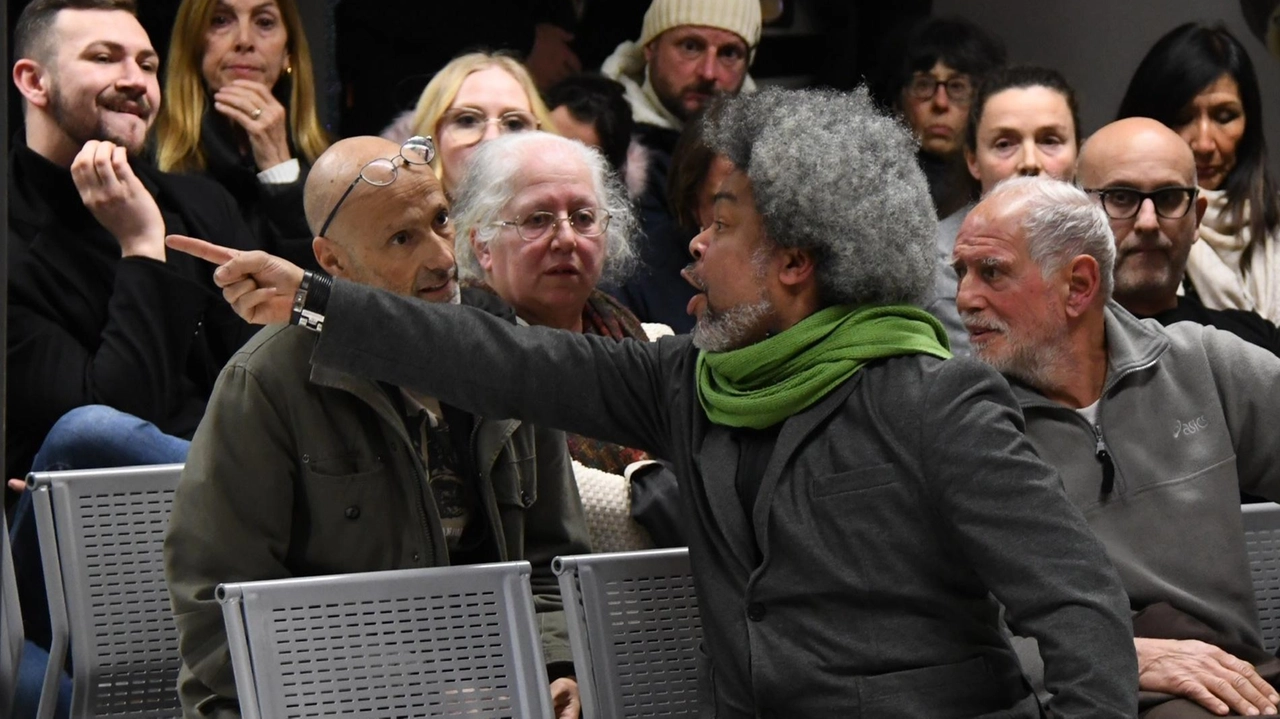 Posticipata la discussione sulla proposta di Caffaz che esce dall’aula. Comunità cubane contro i simpatizzanti del guerrigliero: caos a palazzo .