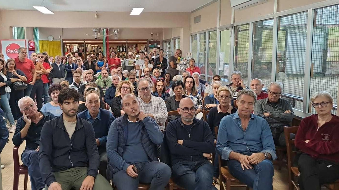 Folta la partecipazione all’assemblea sui nodi creati dalla chiusura del ponte di via Falcinello; a destra Fabrizio Parducci e Alice Papotti; a sinistra, la sindaca Cristina Ponzanelli e il dirigente Giovanni Mugnani