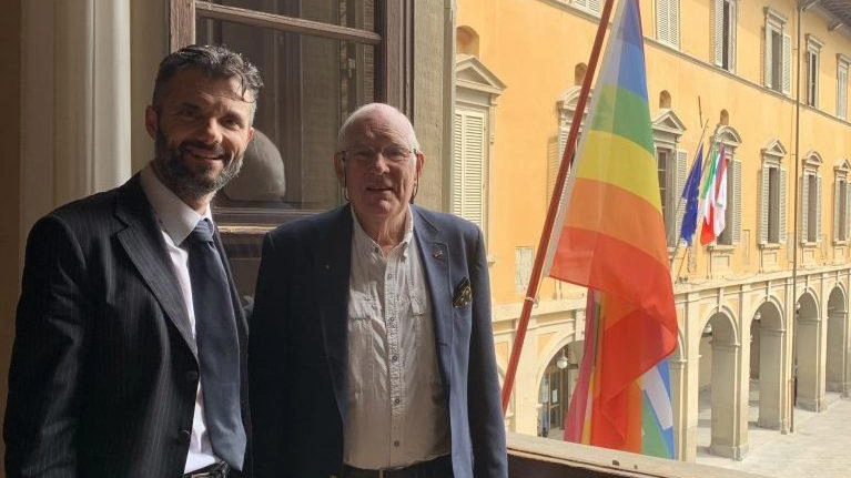 Michael Cox, il figlio del comandante Donald Cox, in palazzo comunale con l’allora sindaco Matteo Biffoni durante la sua visita a Prato nel settembre. 2022