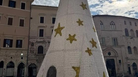 E’ lunga come la coda della stella cometa la polemica sulle luminarie in centro e sul loro smontaggio. "Notiamo con...