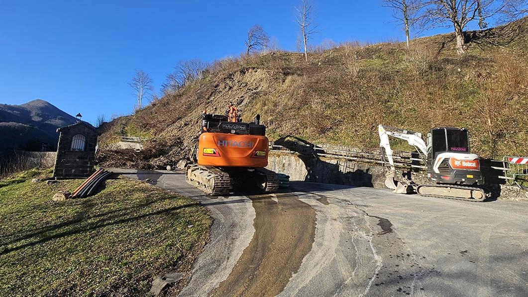 Sulla provinciale 37, la Casotti-Cutigliano, i mezzi della ditta incaricata sono al lavoro da ieri. Ma c’è chi chiede un intervento definitivo, per scongiurare altri cedimenti del terreno.