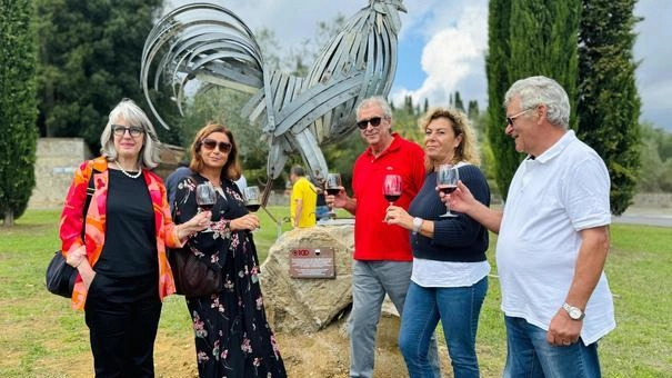 L’inaugurazione alla presenza dell’assessore Barbara Magi, del direttore del Consorzio Chianti Classico Carlotta Gori e dell’artista Renato Ferretti