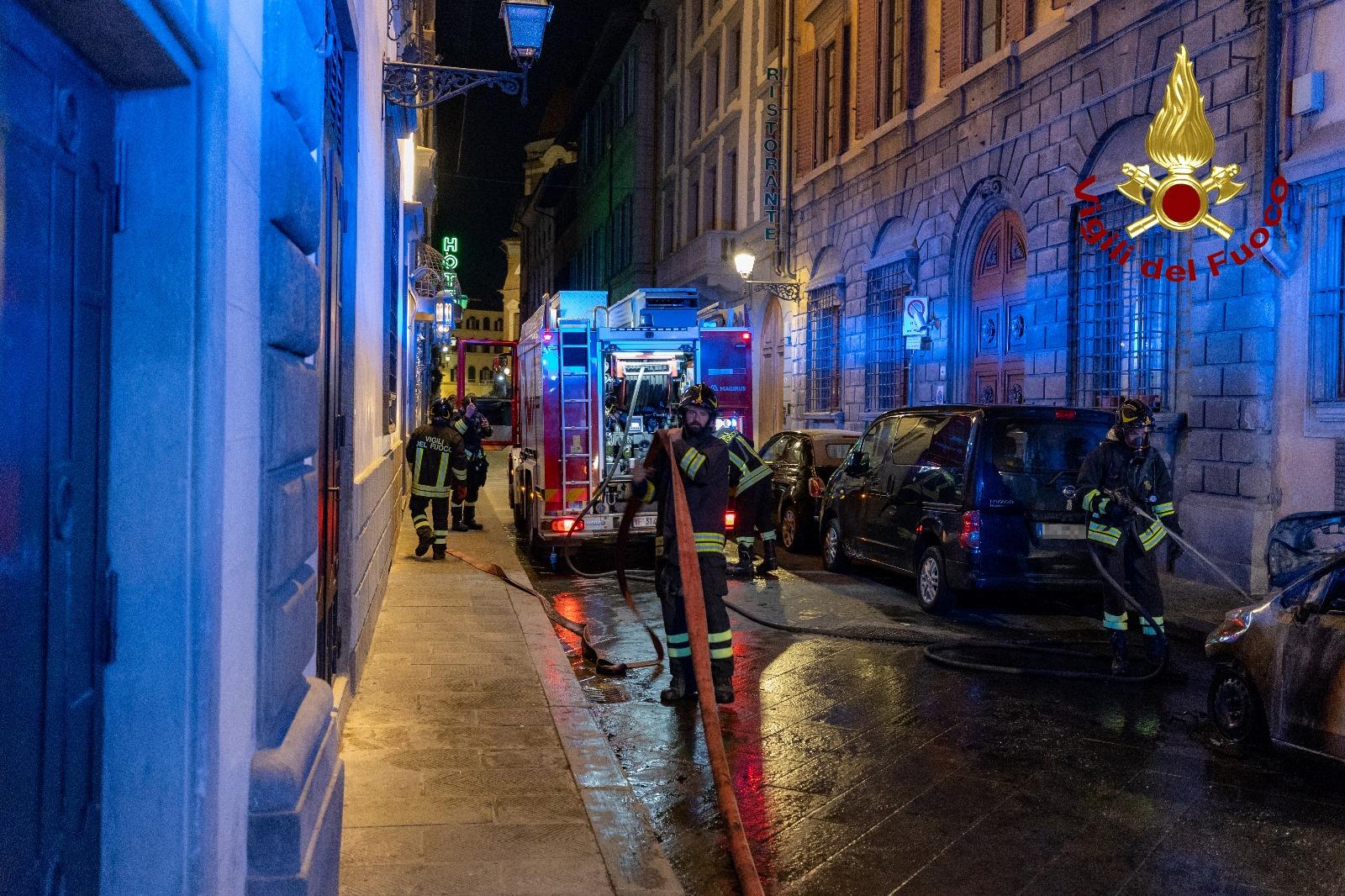 Auto in fiamme nella notte, paura in centro