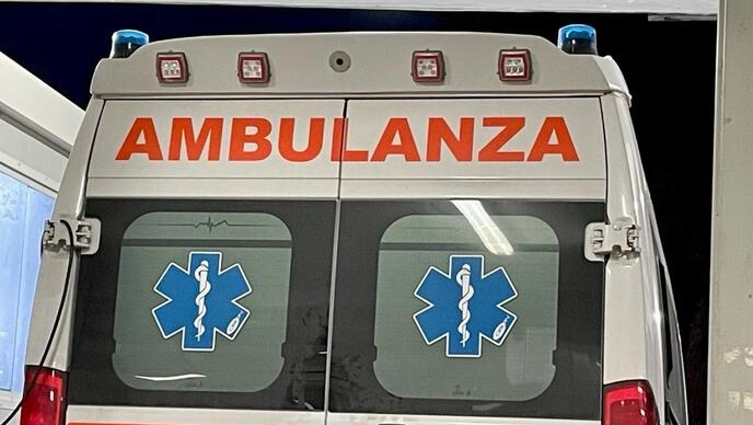 L'ambulanza è intervenuta insieme ai vigili del fuoco