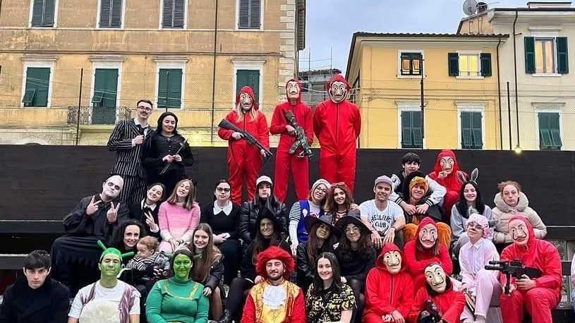 Il carnevale in centro. Festa, giochi e pentolaccia: i ragazzi dagli ex Gesuiti