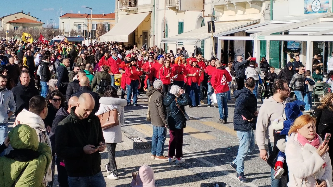 Il lungomare durante il Carnevale di Marina di Pisa