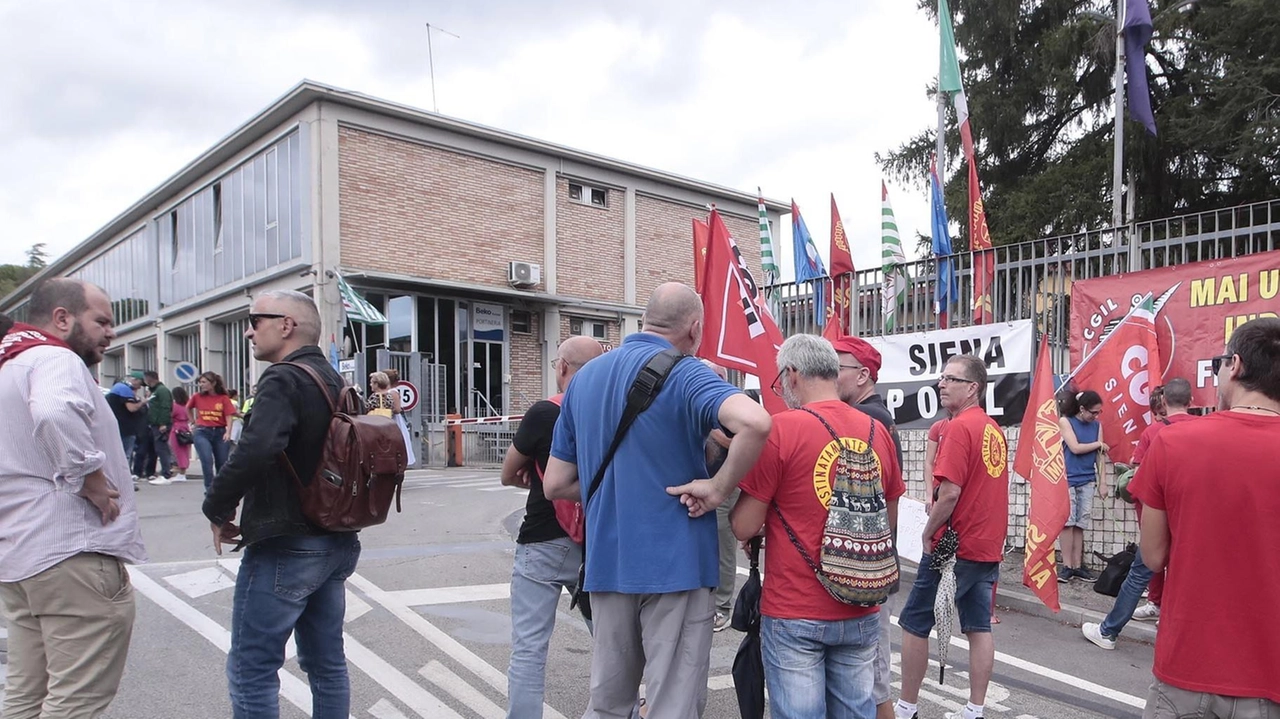 Il presidio dei lavoratori davanti allo stabilimento di Beko in viale Toselli