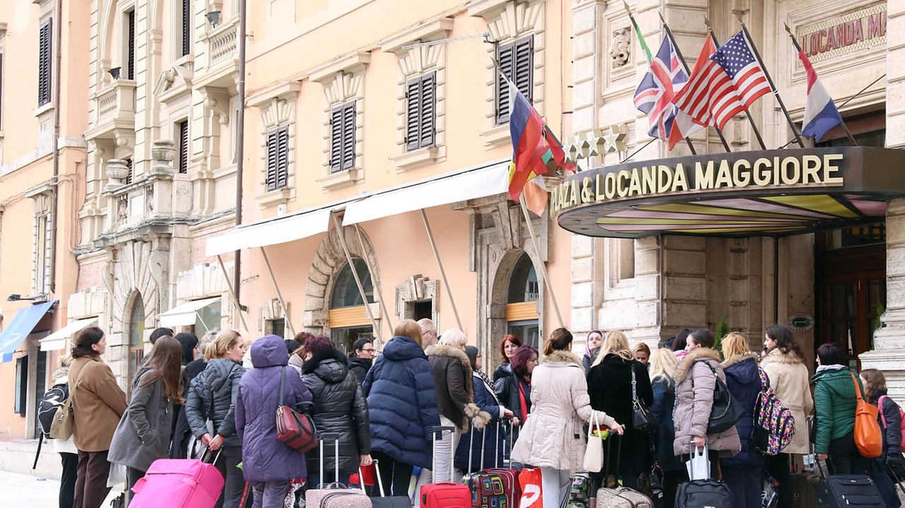 I turisti affollano il centro e l’ingresso degli alberghi