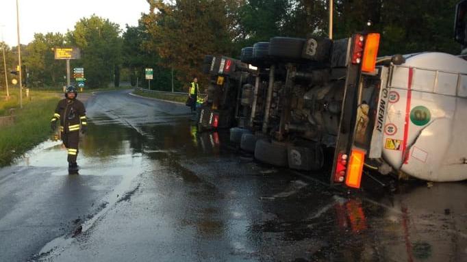 Incidente tra due mezzi pesanti, camion che trasporta olio si ribalta in strada