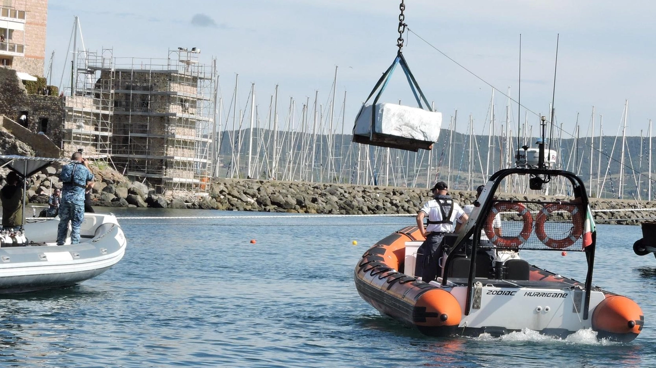 Calate in mare altre cinque opere in marmo che difenderanno i fondali. Emozione per quella dedicata a Pietro Stipa, il sub della Marina militare.