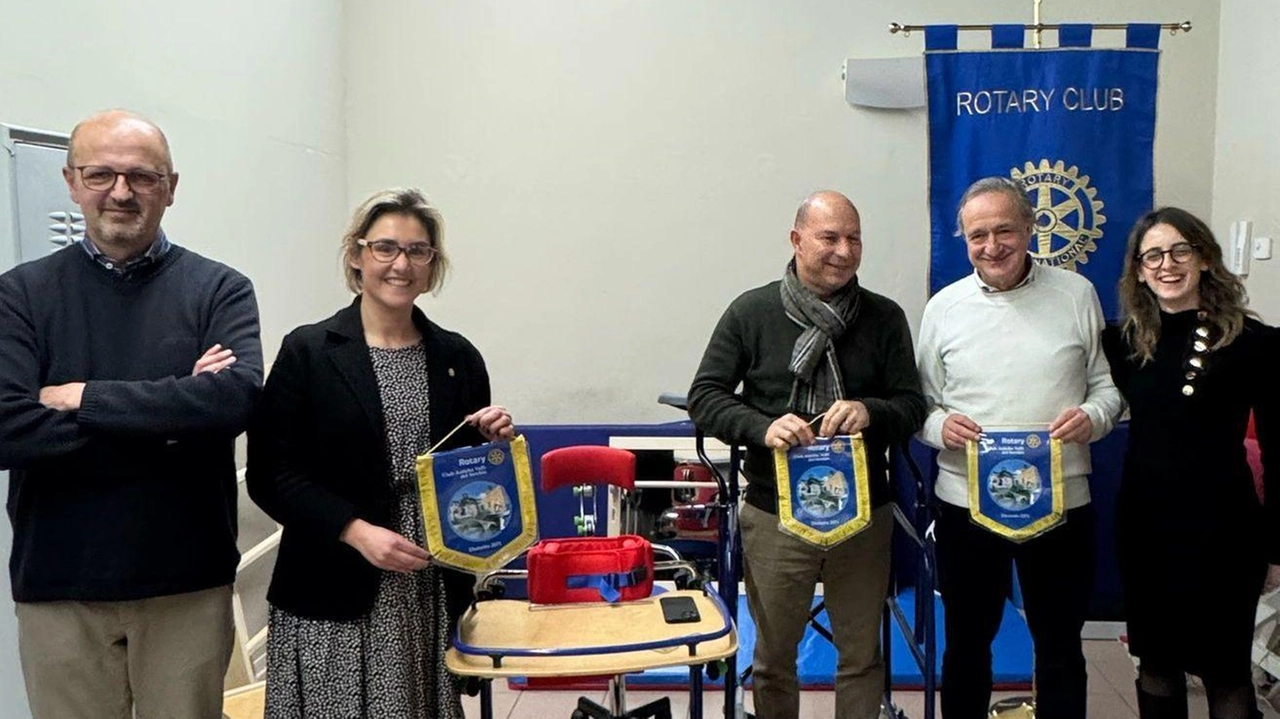 La donazione delle attrezzatture da parte del. Rotary Club Antiche Valli del Serchio alla onlus Il Sogno