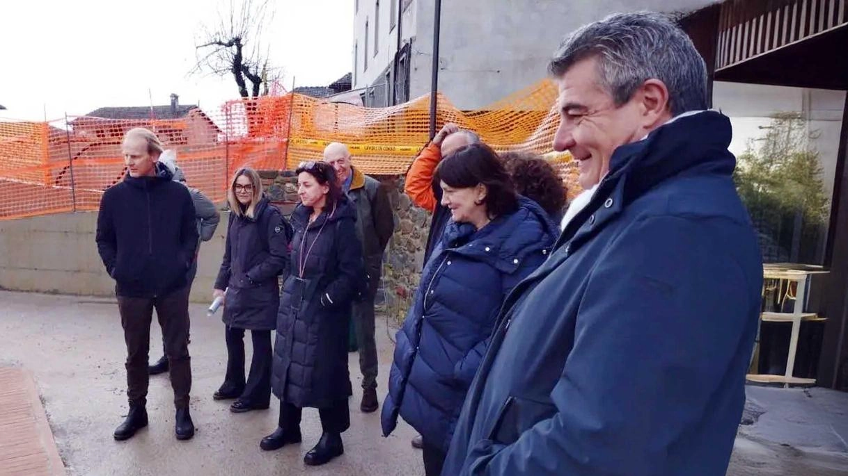 L’assessore regionale Stefano Baccelli insieme alla collega della giunta Giani, Serena Spinelli con delega a politiche sociali e casa durante il sopralluogo effettuato l’altro giorno nei comuni della Valle del Serchio