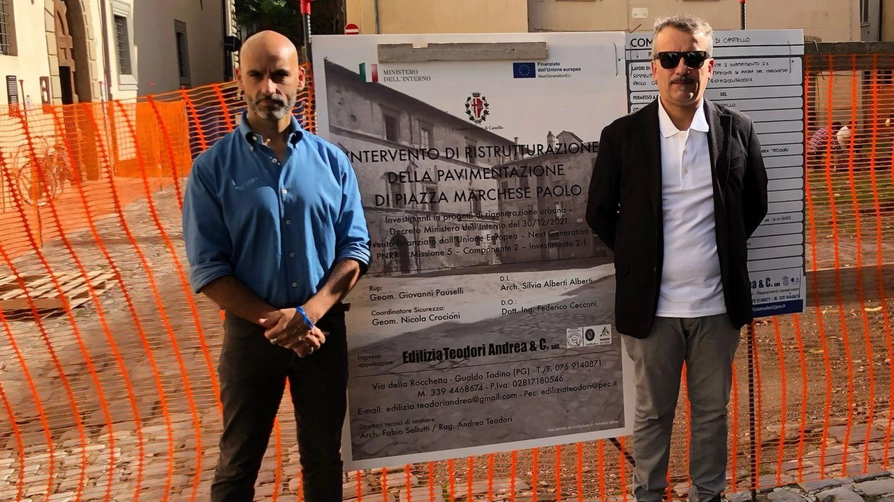 Il sindaco Luca Secondi e l’assessore Riccardo Carletti davanti al cantiere