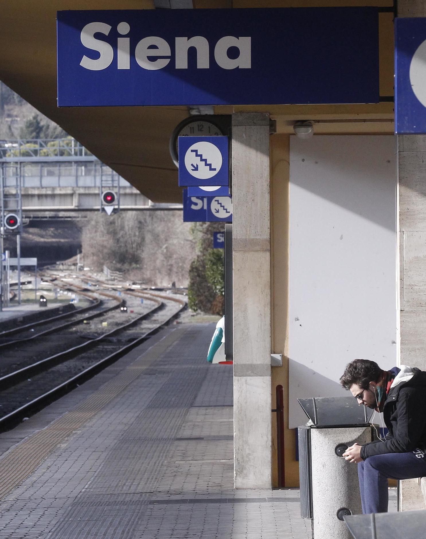 Il calvario dei pendolari: "Di nuovo treni soppressi. Persone ferme ad Asciano"