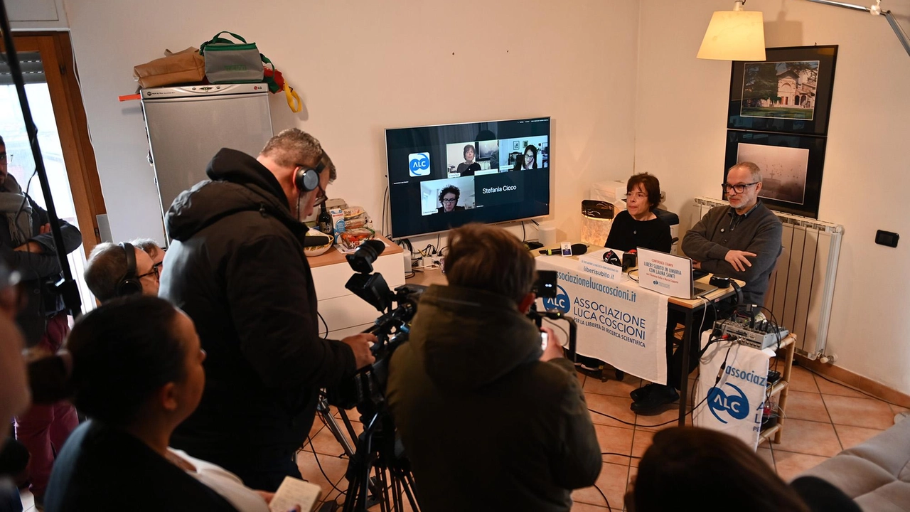 Un momento della conferenza stampa a casa di Laura e Stefano