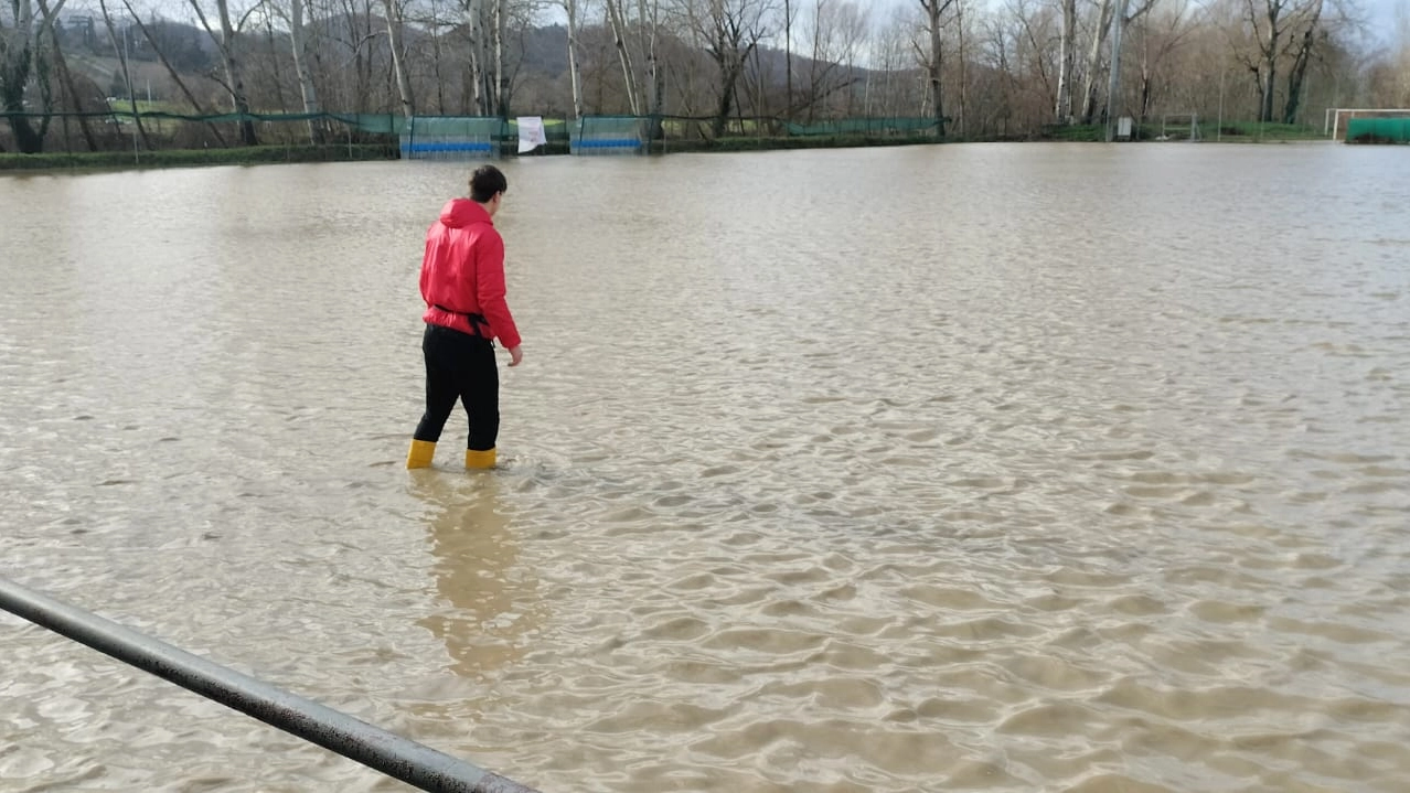 Maltempo in Mugello, il campo del Sagginale diventa un lago. I volontari disperati