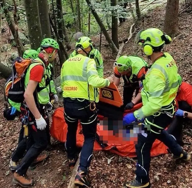 Incidente sulla Pania. Scivola da un sentiero. Grave un trentenne