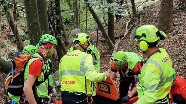 Tradito dal ghiaccio, il giovane è caduto sotto gli occhi di altri escursionisti. È stato tratto in salvo dal Soccorso Alpino e portato a Cisanello con il Pegaso.