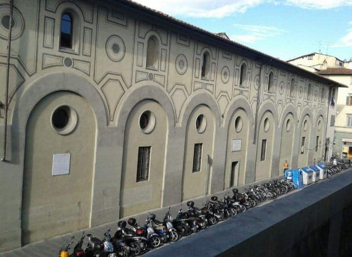 Firenze, svastiche e croci celtiche dentro al liceo Michelangiolo