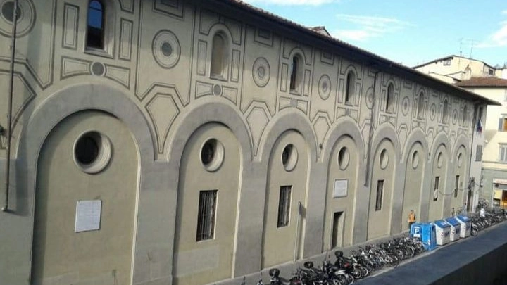 Firenze, svastiche e croci celtiche dentro al liceo Michelangiolo