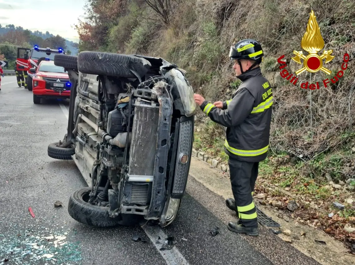 Paura sulla Flaminia, auto si ribalta e invade la corsia opposta