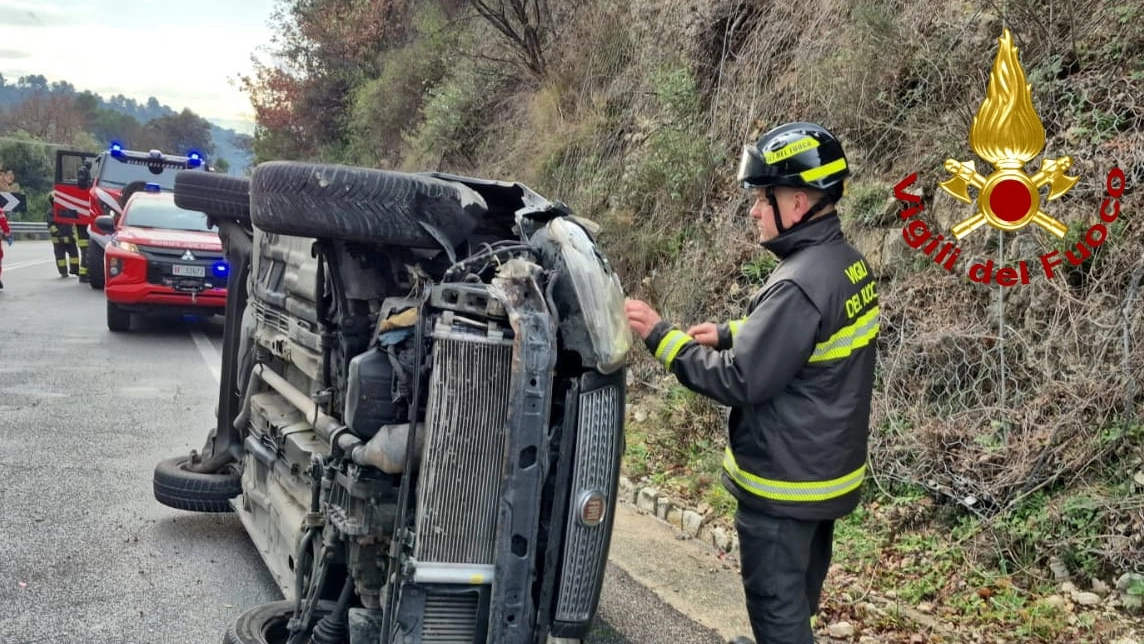 L'auto ribaltata e l'intervento dei vigili del fuoco a Spoleto