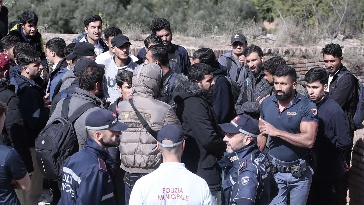 L’assessore al sociale e al volontariato Micaela Papi parla di centri di accoglienza completamente saturi. Annuncia che proseguirà l’intervento di dissuasione all’interno del posteggio a Porta San Marco .