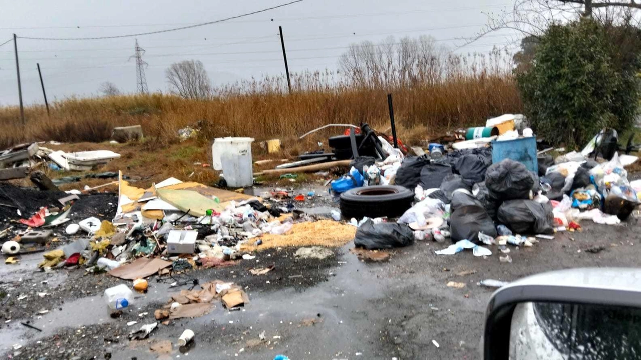 ifiuti nell’area circostante il cimitero dell’Angelo