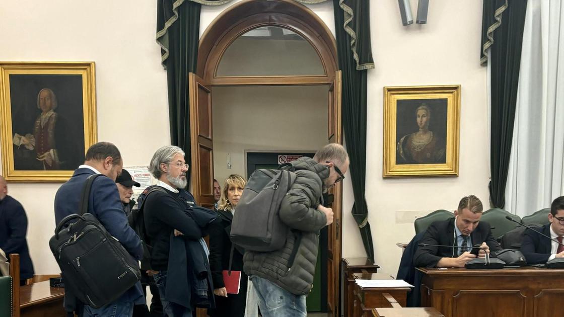 Consiglio e tensioni. Numero legale risicato. Passa il Piano di evacuazione del Bruna