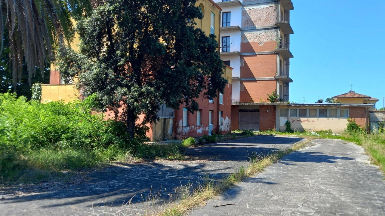 Qui accanto. le condizioni in cui versa l’ex colonia di via Duca d’Aosta Nella foto in basso un render su come sarà trasformata la struttura